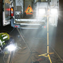 Laden Sie das Bild in den Galerie-Viewer, LED Stativ-Baustrahler Flutlicht 200 Watt (2x100 Watt). 230 Volt. IP66.
