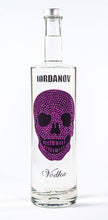 Laden Sie das Bild in den Galerie-Viewer, 0,7 Liter Iordanov Vodka Diamond Skull Edition aus ca. 1000 Kristallen (57,00€ / L.)