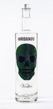 Laden Sie das Bild in den Galerie-Viewer, 0,7 Liter Iordanov Vodka Diamond Skull Edition aus ca. 1000 Kristallen (57,00€ / L.)