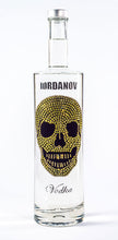 Laden Sie das Bild in den Galerie-Viewer, 0,7 Liter Iordanov Vodka Diamond Skull Edition aus ca. 1000 Kristallen (57,00€ / L.)