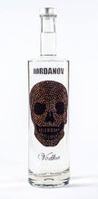 Laden Sie das Bild in den Galerie-Viewer, 0,7 Liter Iordanov Vodka Diamond Skull Edition aus ca. 1000 Kristallen (57,00€ / L.)