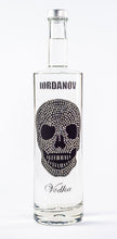 Laden Sie das Bild in den Galerie-Viewer, 0,7 Liter Iordanov Vodka Diamond Skull Edition aus ca. 1000 Kristallen (57,00€ / L.)