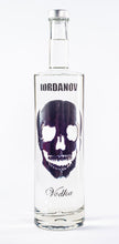Laden Sie das Bild in den Galerie-Viewer, 0,7 Liter Iordanov Vodka Diamond Skull Edition aus ca. 1000 Kristallen (57,00€ / L.)