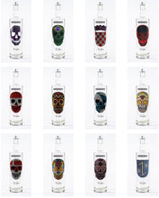 Laden Sie das Bild in den Galerie-Viewer, 0,7 Liter Iordanov Vodka Diamond Skull Edition aus ca. 1000 Kristallen (57,00€ / L.)