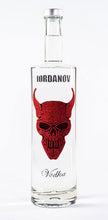 Laden Sie das Bild in den Galerie-Viewer, 0,7 Liter Iordanov Vodka Diamond Skull Edition aus ca. 1000 Kristallen (57,00€ / L.)
