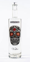 Laden Sie das Bild in den Galerie-Viewer, 0,7 Liter Iordanov Vodka Diamond Skull Edition aus ca. 1000 Kristallen (57,00€ / L.)