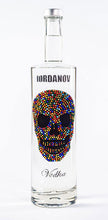 Laden Sie das Bild in den Galerie-Viewer, 0,7 Liter Iordanov Vodka Diamond Skull Edition aus ca. 1000 Kristallen (57,00€ / L.)