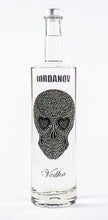 Laden Sie das Bild in den Galerie-Viewer, 0,7 Liter Iordanov Vodka Diamond Skull Edition aus ca. 1000 Kristallen (57,00€ / L.)