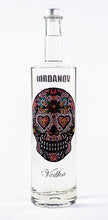 Laden Sie das Bild in den Galerie-Viewer, 0,7 Liter Iordanov Vodka Diamond Skull Edition aus ca. 1000 Kristallen (57,00€ / L.)